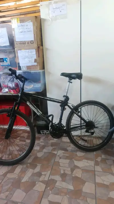 Bicicleta de montaña negra con suspensión - miniatura 2