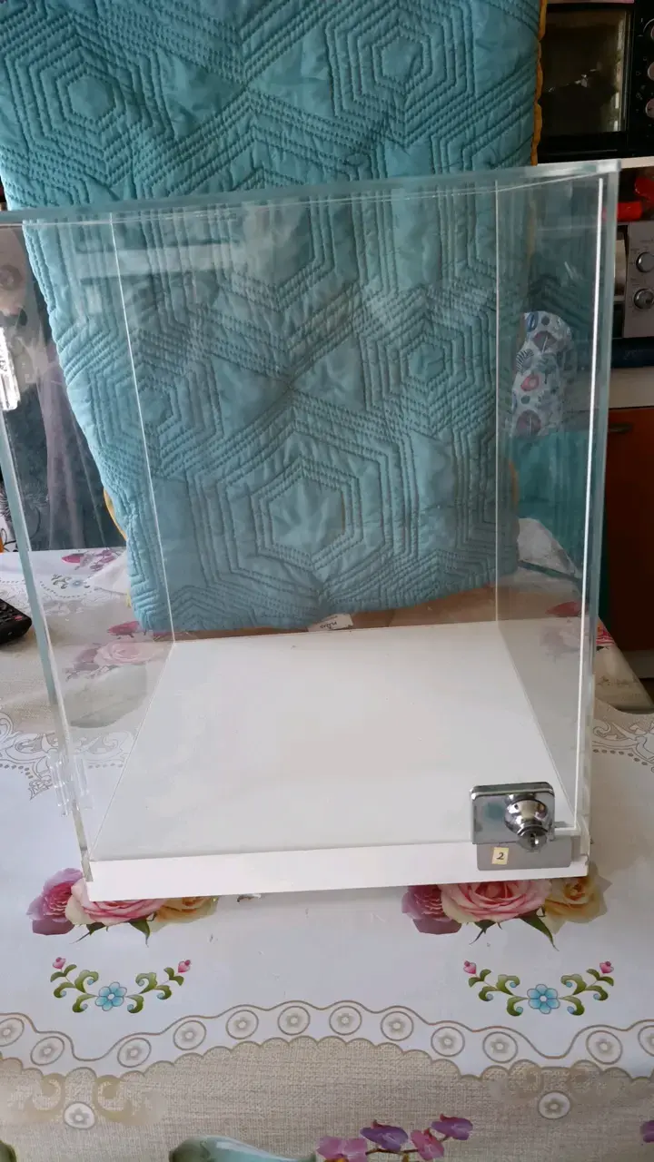 Vitrina de acrílico con cerradura - 1