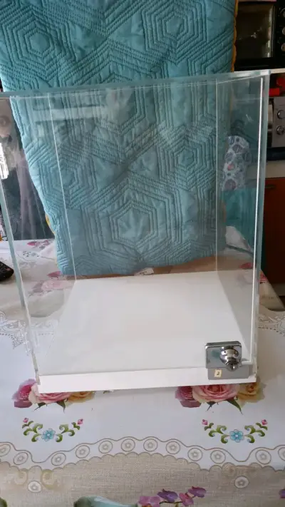 Vitrina de acrílico con cerradura - miniatura 1