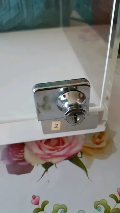 Vitrina de acrílico con cerradura - miniatura 2