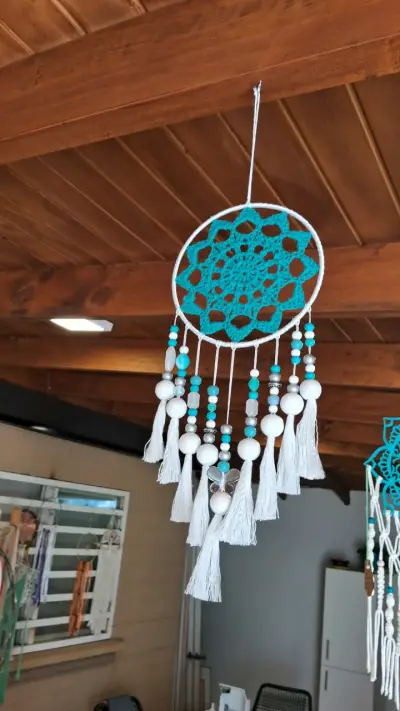 Atrapasueños artesanal con cuentas y borlas - miniatura 1