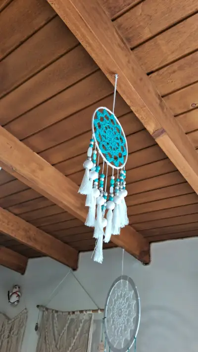 Atrapasueños artesanal con cuentas y borlas - miniatura 2