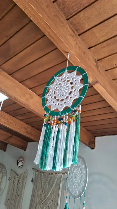 Atrapasueños artesanal con cuentas de colores - miniatura 2