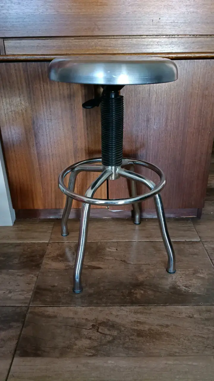 Taburete metálico ajustable para bar - 1