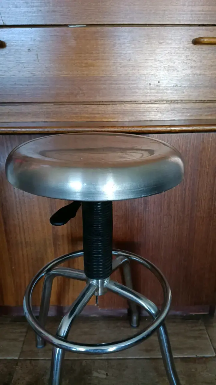 Taburete metálico ajustable para bar - 2