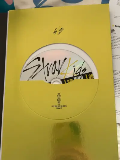 Álbum 'I am WHO' de Stray Kids con tarjetas - miniatura 2