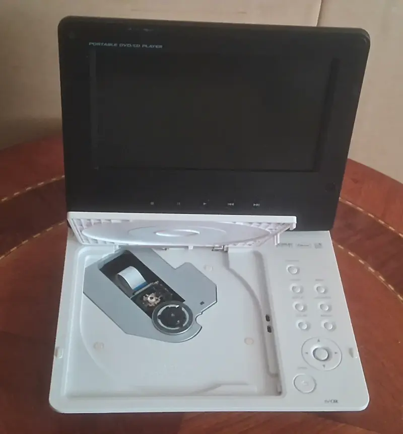 Reproductor de DVD/CD Portátil LG DP351G + Estuche - 2