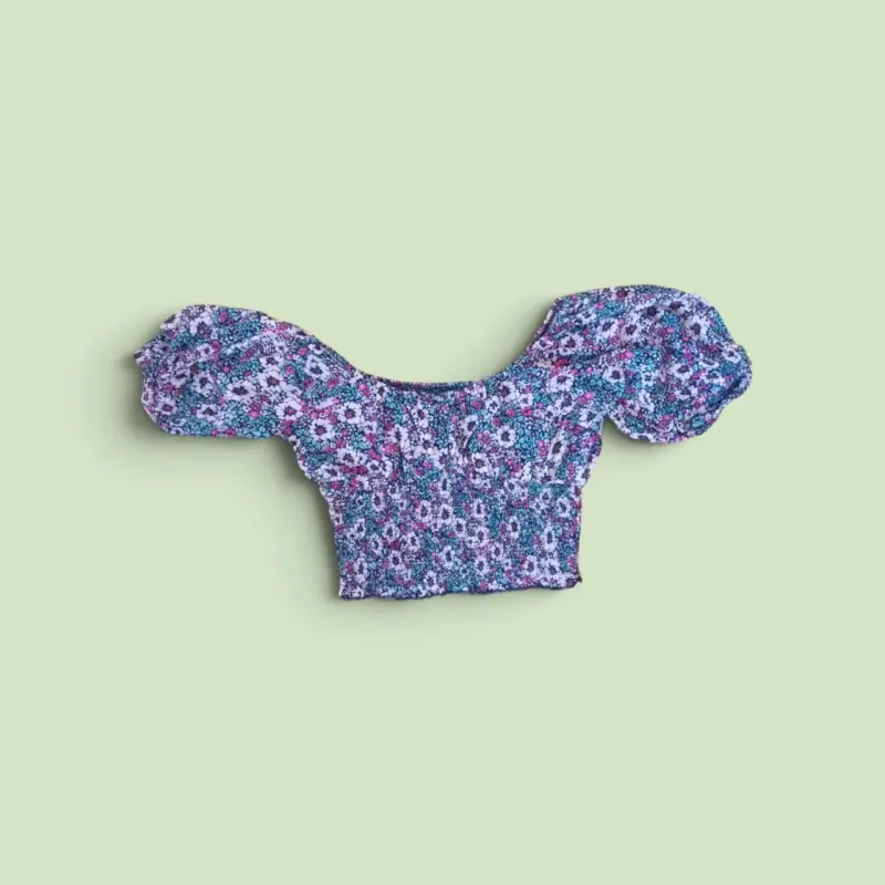 Top floral con mangas abullonadas