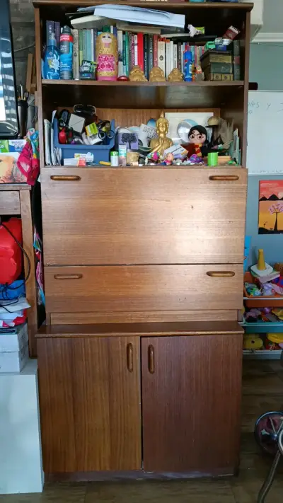 Mueble de madera con estantes y puertas - miniatura 1