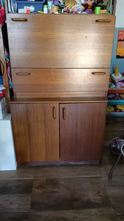 Mueble de madera con estantes y puertas - miniatura 2