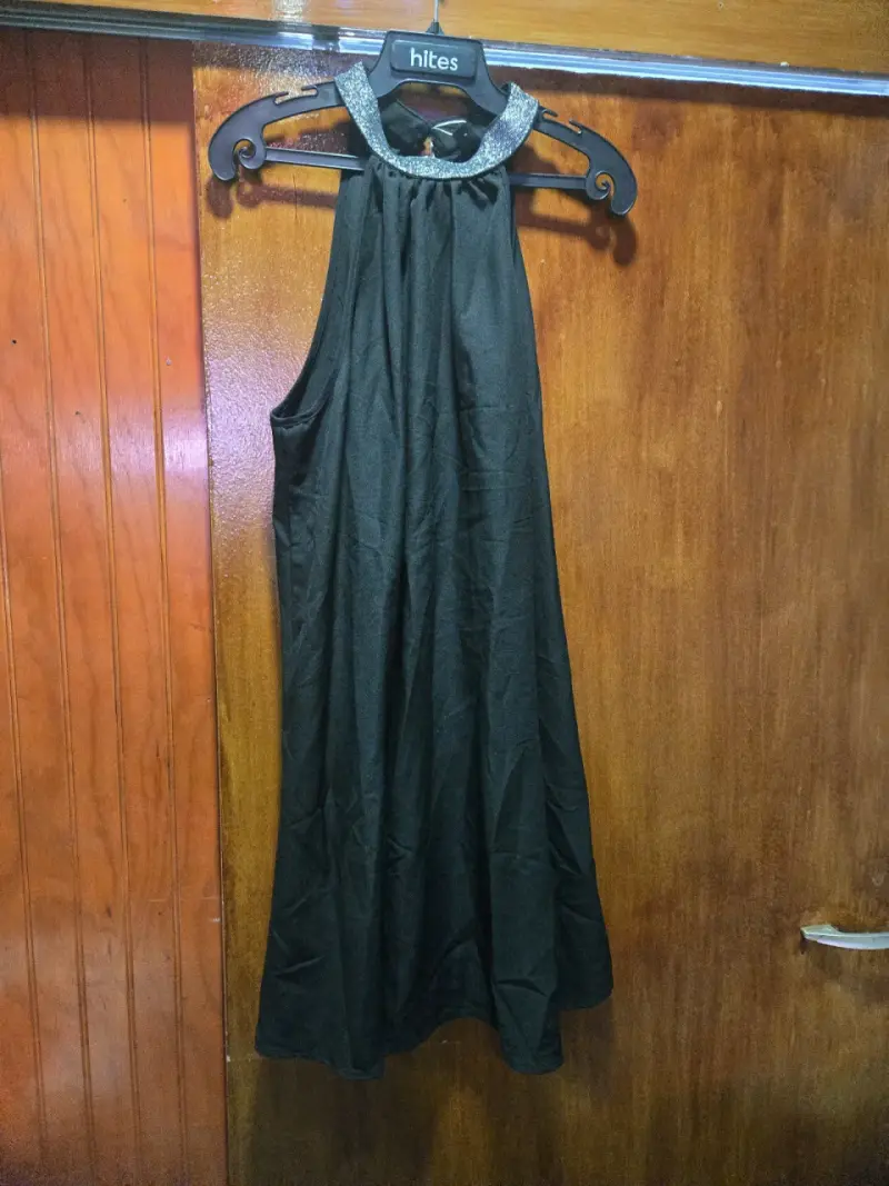Vestido negro con cuello brillante - 2