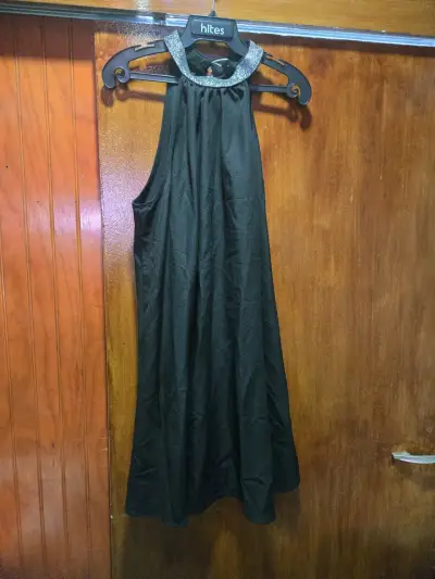Vestido negro con cuello brillante - miniatura 2