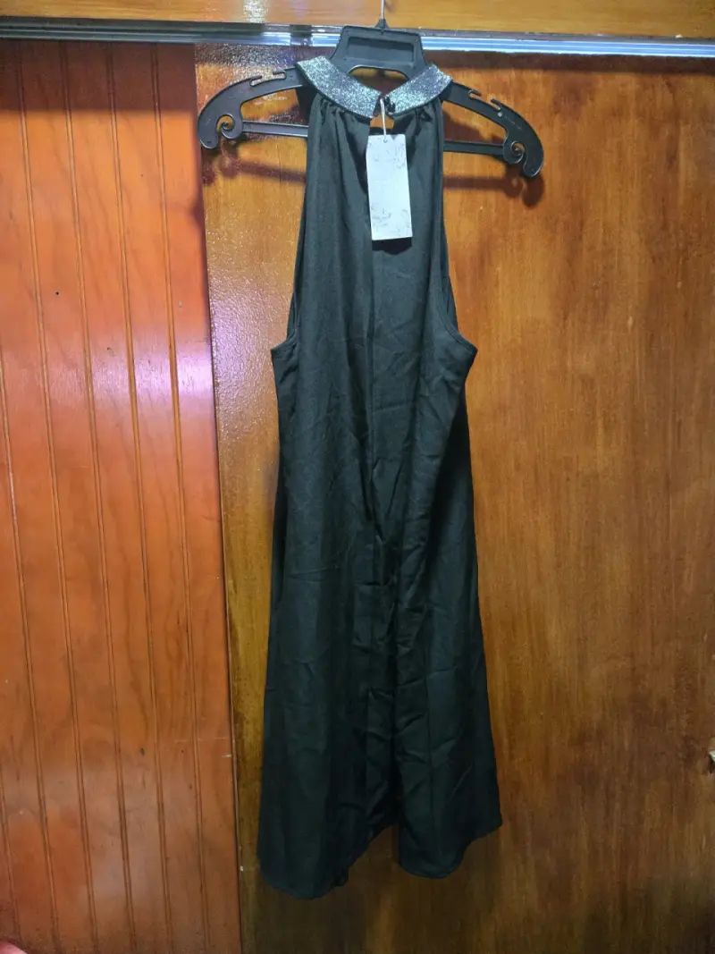 Vestido negro con cuello brillante - 3