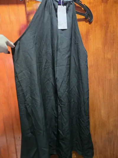Vestido negro con cuello brillante - miniatura 4