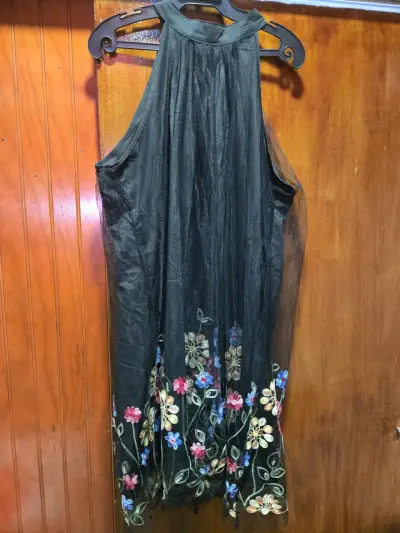 Vestido negro con bordado floral Shein - miniatura 2