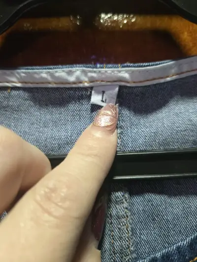 Chaleco de mezclilla sin mangas con botones decorativos - miniatura 4