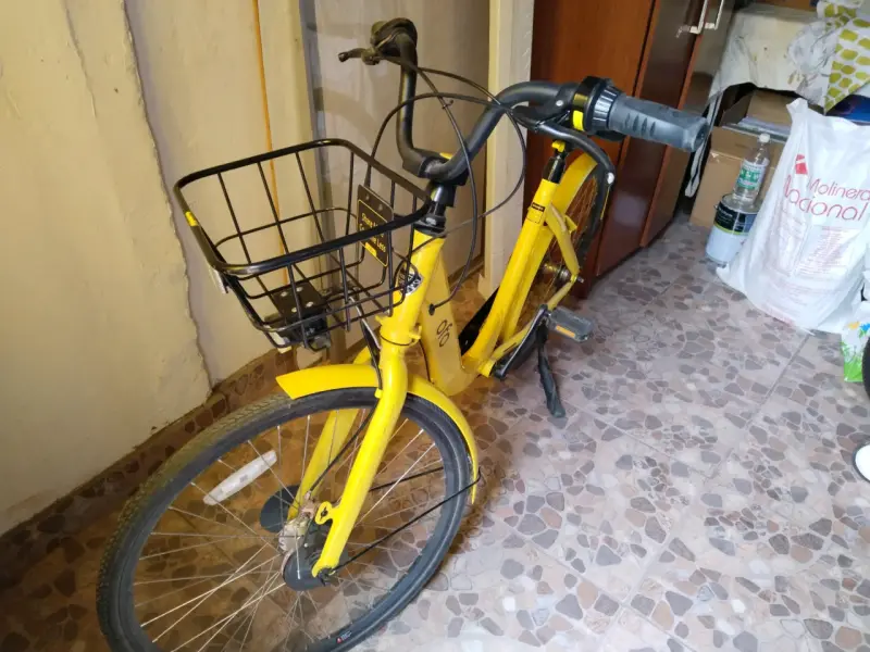 Bicicleta urbana amarilla con canasto - 1