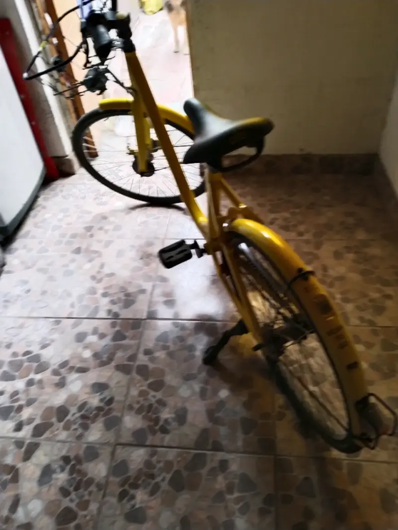 Bicicleta urbana amarilla con canasto - 2