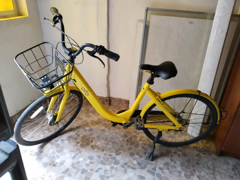 Bicicleta urbana amarilla con canasto - 3
