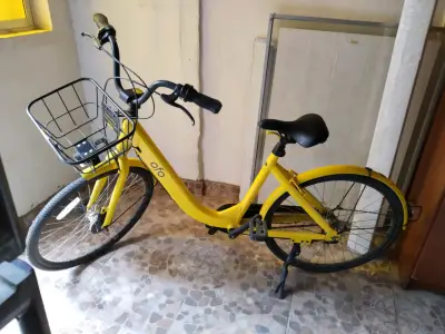 Bicicleta urbana amarilla con canasto - miniatura 3