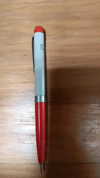 Bolígrafo retráctil rojo y blanco - miniatura 1