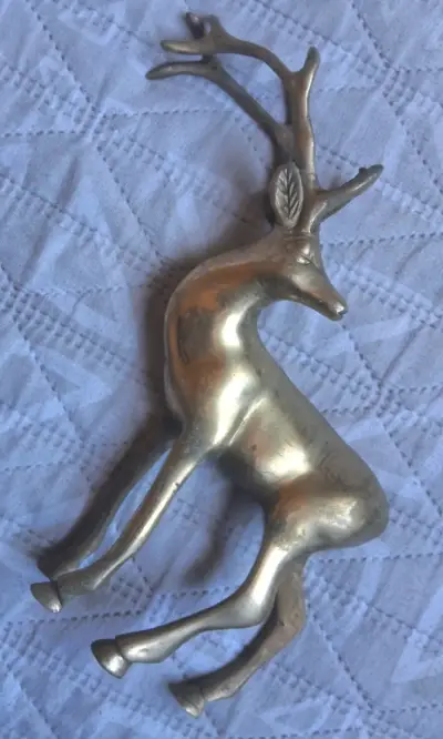 Figura decorativa de ciervo en bronce - miniatura 2