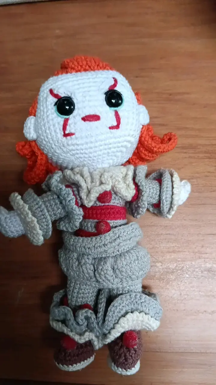 Muñeco tejido a crochet de payaso