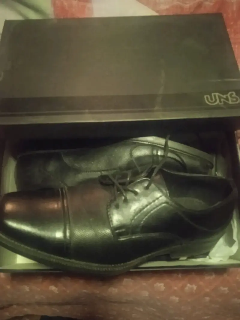 Zapatos de vestir negros UNS en caja