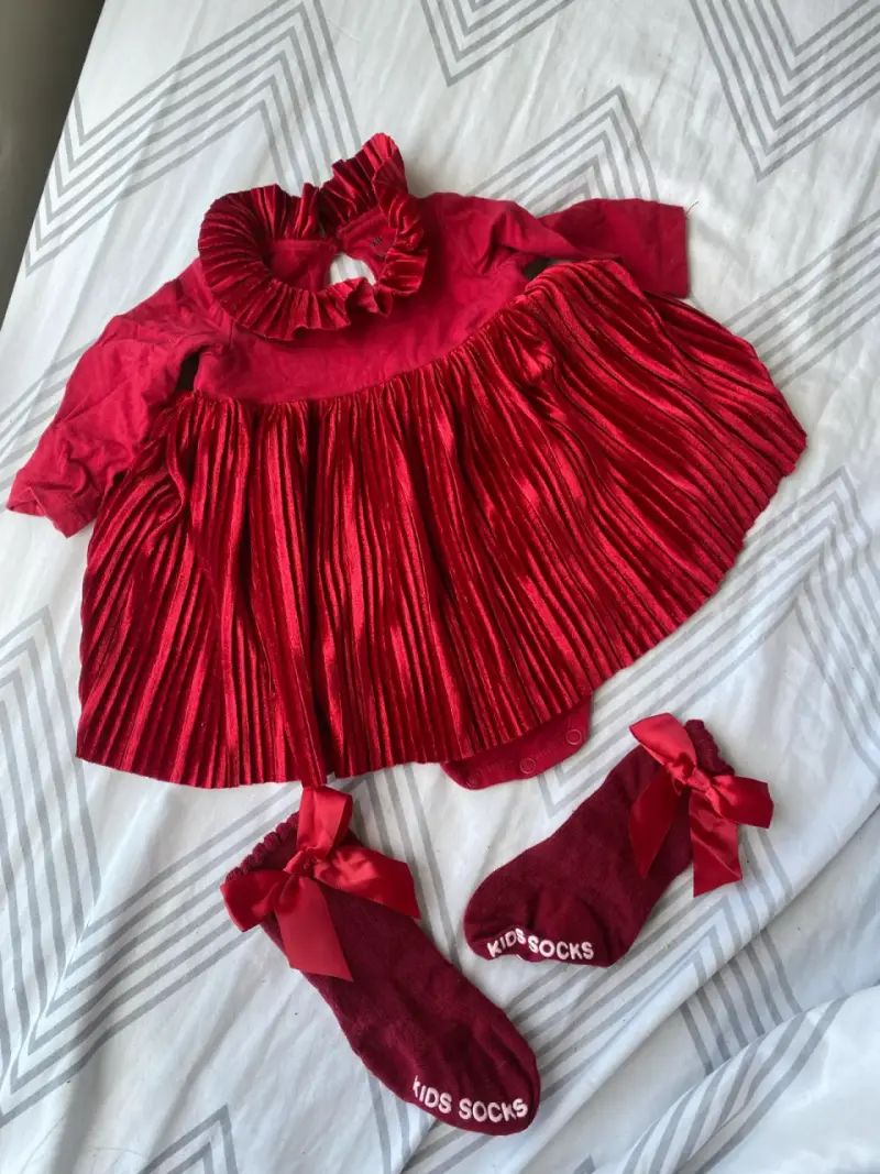 Vestido rojo para bebé con calcetines a juego - 1
