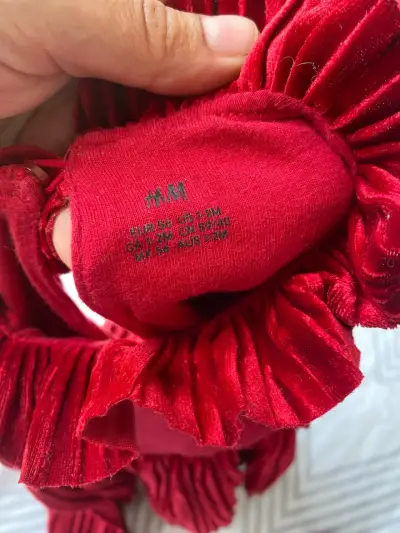 Vestido rojo para bebé con calcetines a juego - miniatura 2