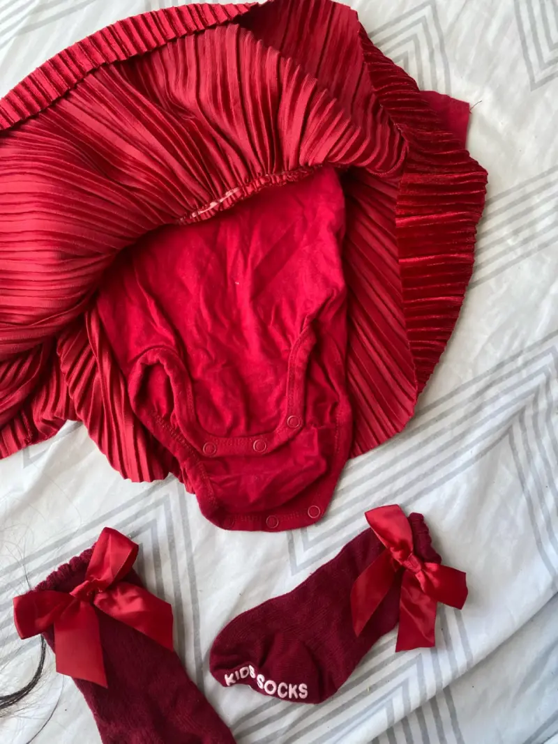 Vestido rojo para bebé con calcetines a juego - 3