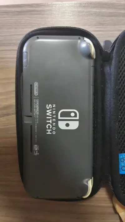 Consola Nintendo Switch Lite con funda Mario - miniatura 3