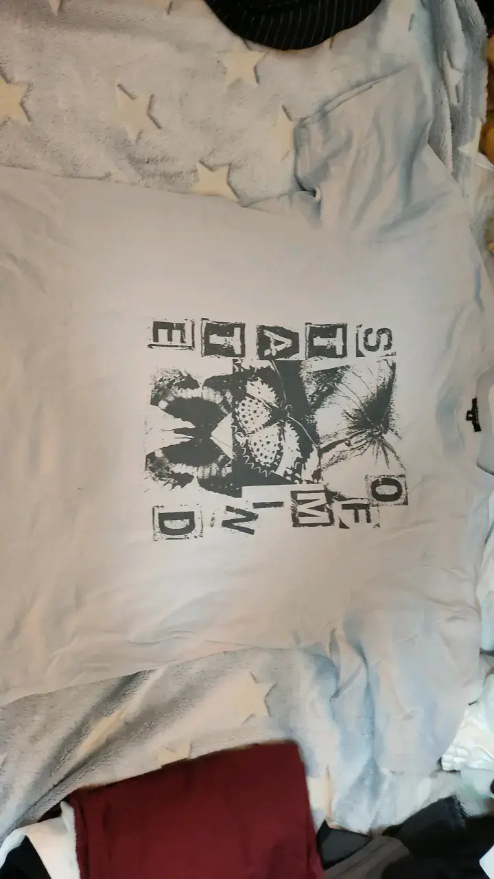 Polera estampada gris para hombre