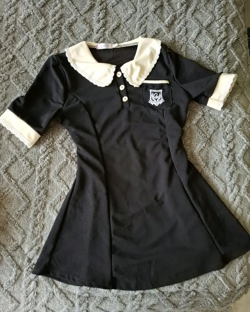 Vestido negro estilo colegiala con cuello blanco - 1