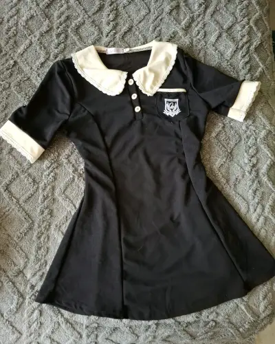Vestido negro estilo colegiala con cuello blanco - miniatura 1