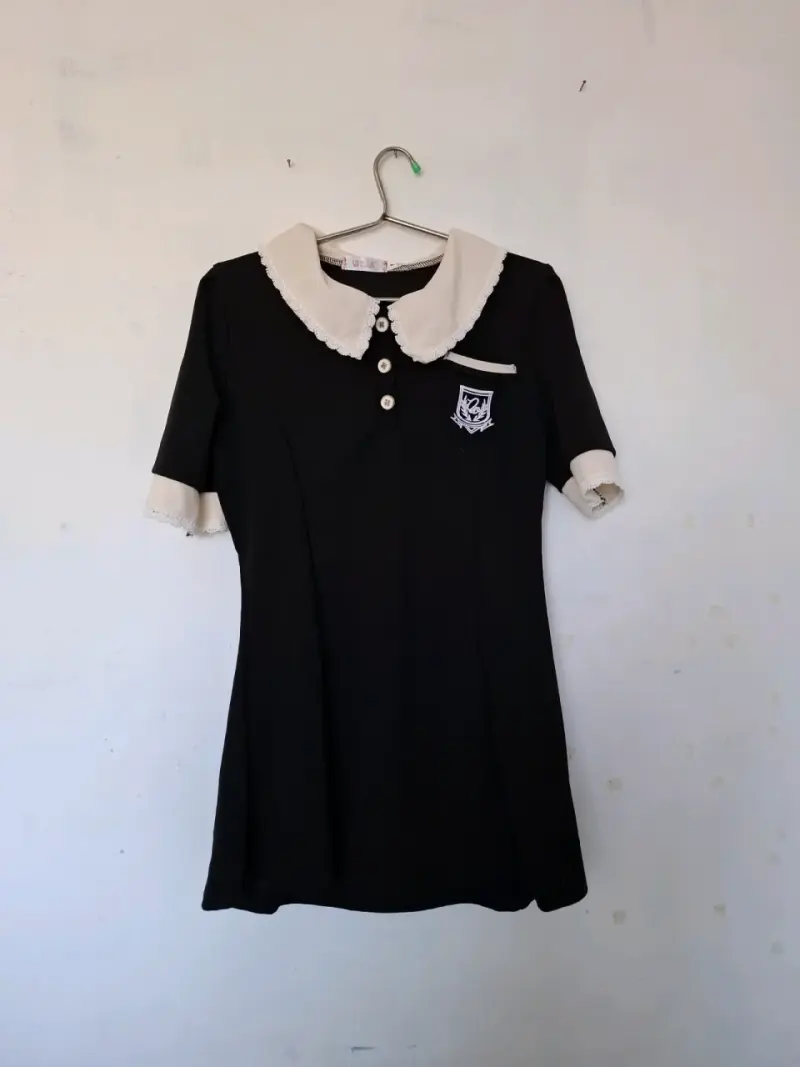 Vestido negro estilo colegiala con cuello blanco - 2