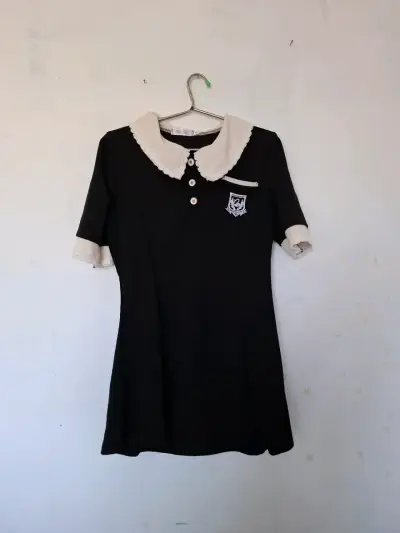Vestido negro estilo colegiala con cuello blanco - miniatura 2