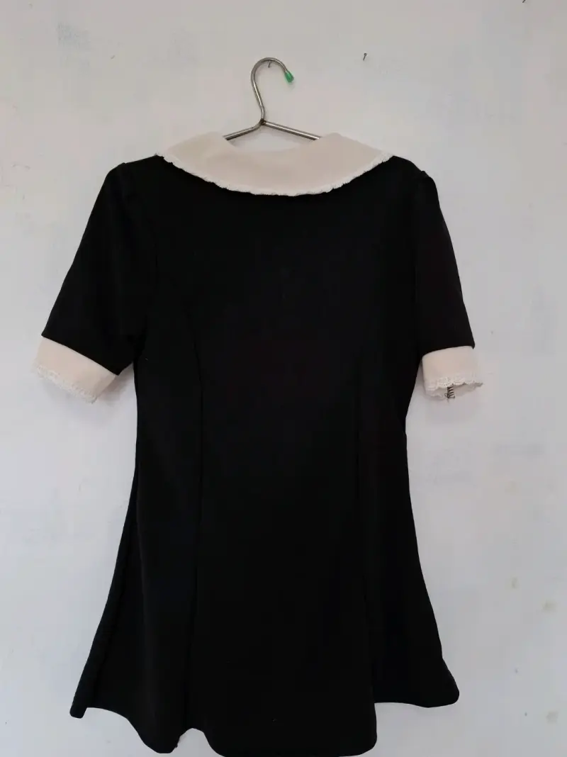 Vestido negro estilo colegiala con cuello blanco - 3