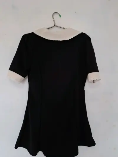 Vestido negro estilo colegiala con cuello blanco - miniatura 3
