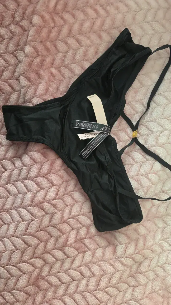 Tanga negra de encaje Victoria's Secret - 1