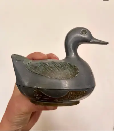 Figura decorativa de pato en metal - miniatura 1