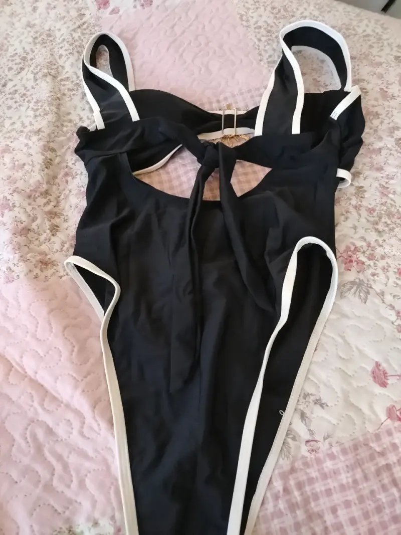 Traje de baño negro con detalle dorado - 2