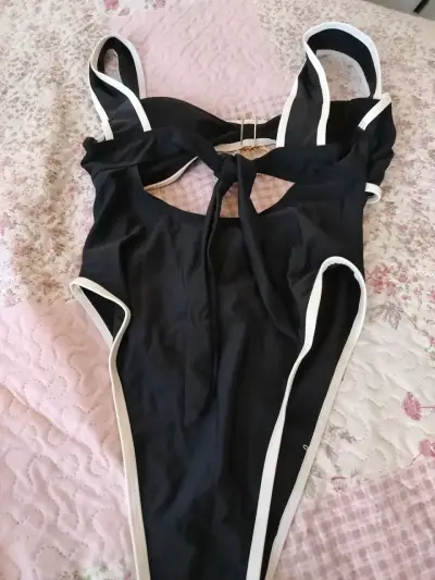 Traje de baño negro con detalle dorado - miniatura 2