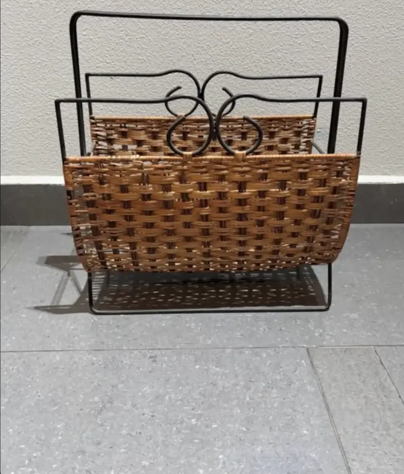 Revistero de mimbre y metal estilo vintage
