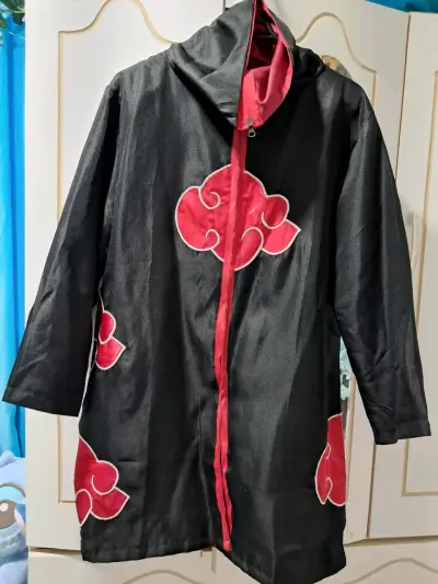 Capa cosplay Akatsuki negra con nubes rojas - miniatura 1