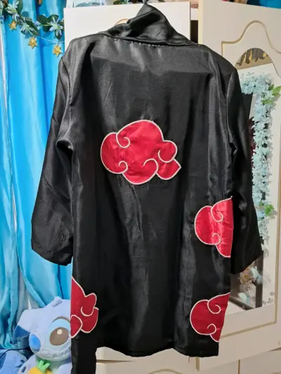 Capa cosplay Akatsuki negra con nubes rojas - miniatura 2