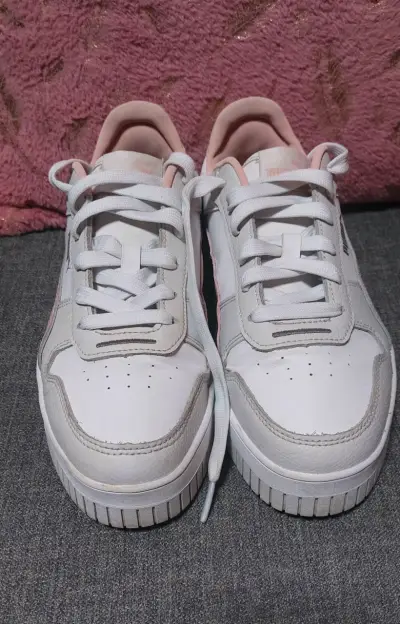 Zapatillas deportivas Puma blancas y rosadas - miniatura 1