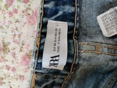 Jeans rasgados de mezclilla Zara para mujer - miniatura 2