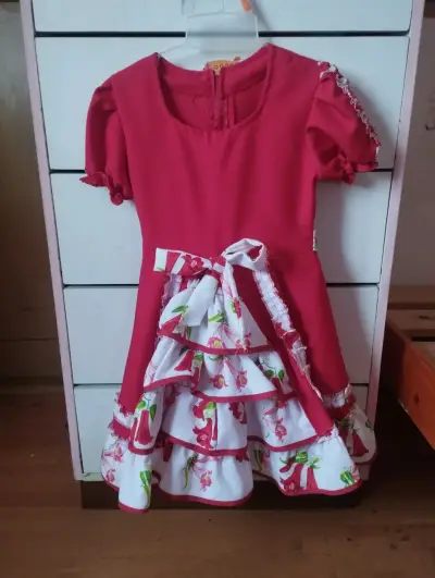 Vestido infantil rojo con volantes florales - miniatura 1