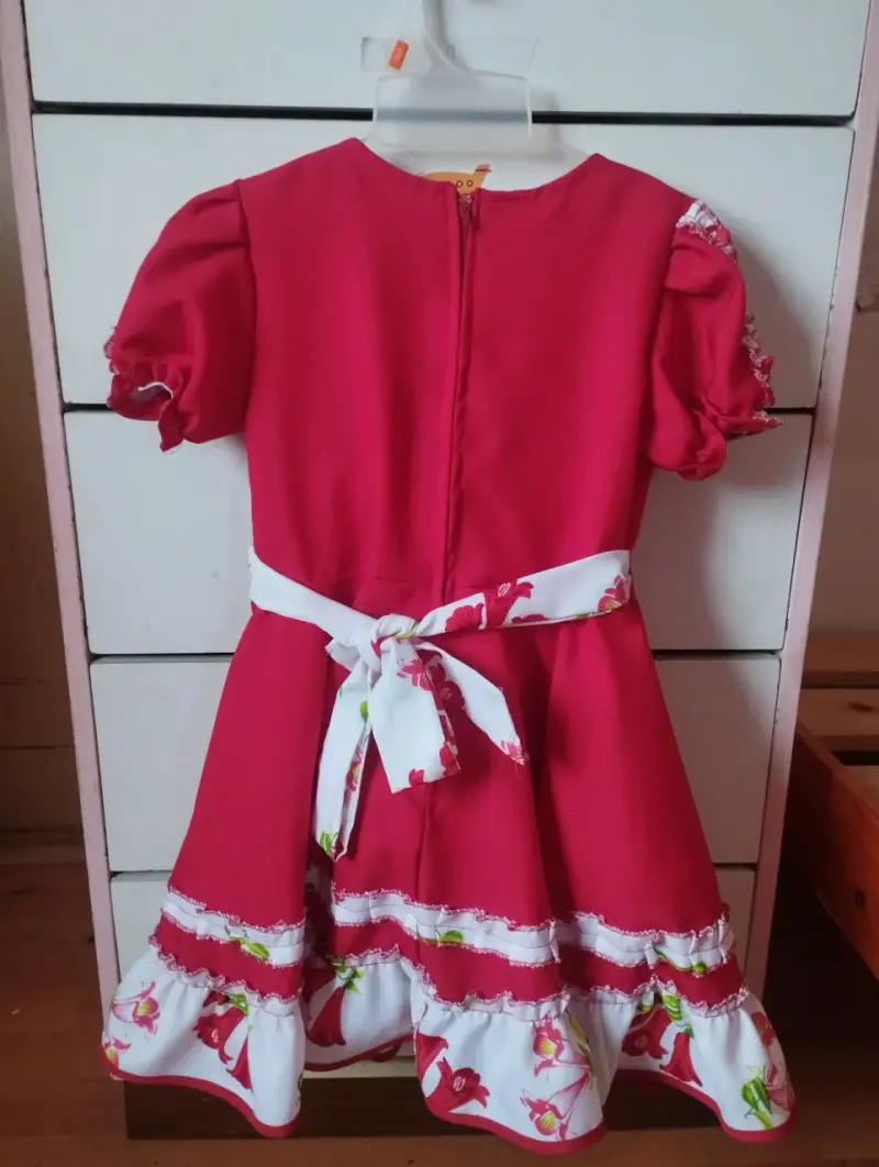 Vestido infantil rojo con volantes florales - 2